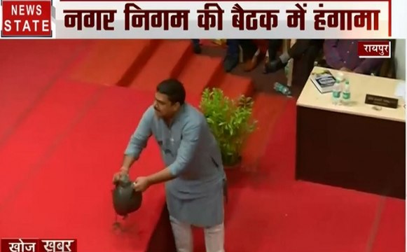 Khoj Khabar : नगर निगम की बैठक में हंगामा, नेताजी का कीचड़ फेंक प्रदर्शन