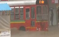 मुंबई: बारिश से रेल और हवाई यात्रा प्रभावित, पानी में डूबी बसें