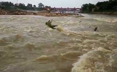 बाइक सवार दंपत्ति गोमती नदी में बहे, रेस्क्यू ऑपरेशन जारी