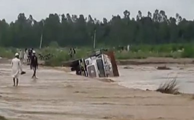 यूपी के सहारनपुर में सैलाब के बीच बहा ट्रक