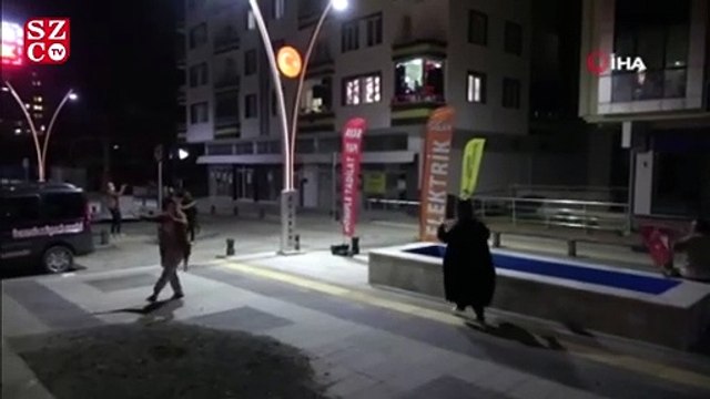 Balkondan konser verdi, mahalleli sokakta göbek attı