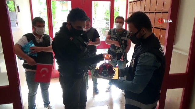 Polisten 10 yaşına giren Harun'a doğum günü sürprizi