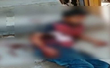 खून से लथपथ व्यक्ति की मदद के बजाय बनाते रहे वीडियो