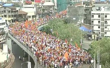 आरक्षण की मांग को लेकर मुंबई में सड़क पर उतरे लाखों मराठा