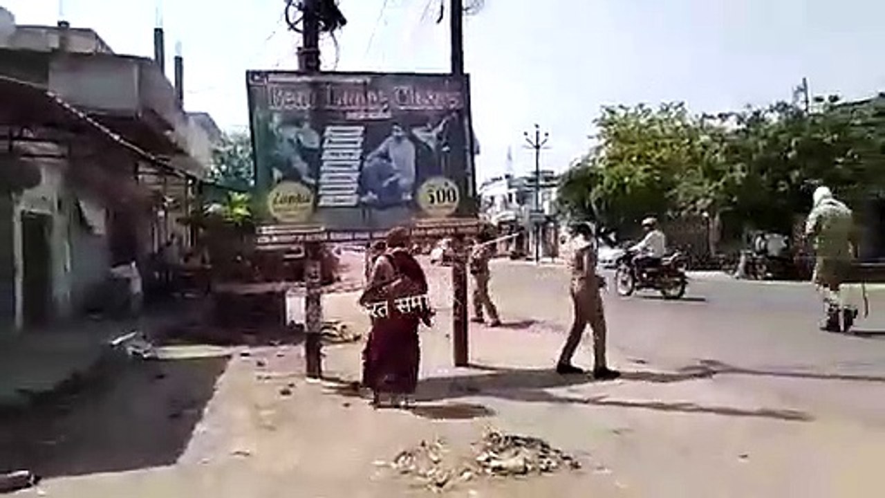 हरदोई: लॉकडाउन के नियमों को तोड बेवजह बाहर निकलने पर महिला को भी पीटा, देखिए वीडियो