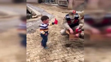 Askerlerden hediye alan küçük çocuğun mutluluğu yürekleri ısıttı