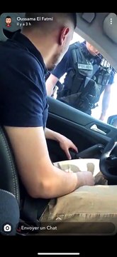 Cet homme défie la police parce que les agents ne portent pas de masque