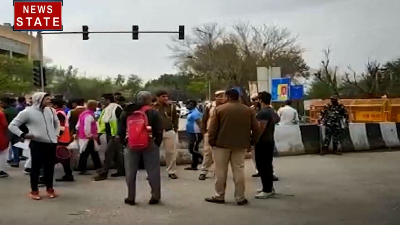 CAA Protest: महामाया फ्लाईओवर से कालिंदी कुंज ज...