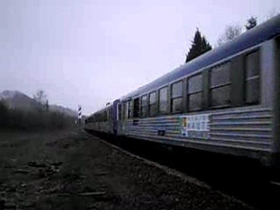 Train SNCF TER arrivée à Auffay