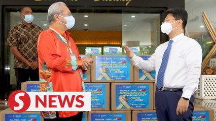 Скачать видео: Covid-19: Malaysia receives 100,000 face masks from China to aid frontliners