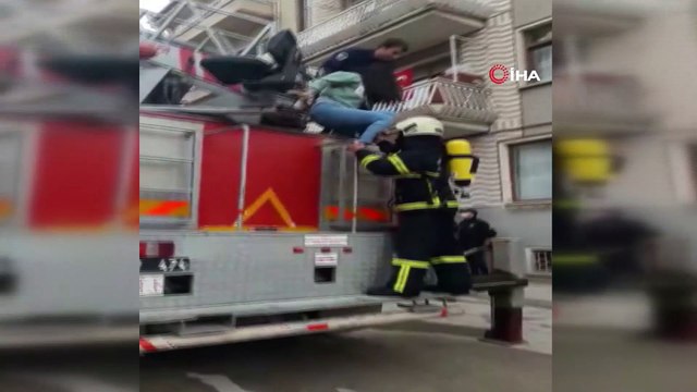 Dumandan etkilenen bina sakinlerini itfaiye ekipleri böyle kurtardı