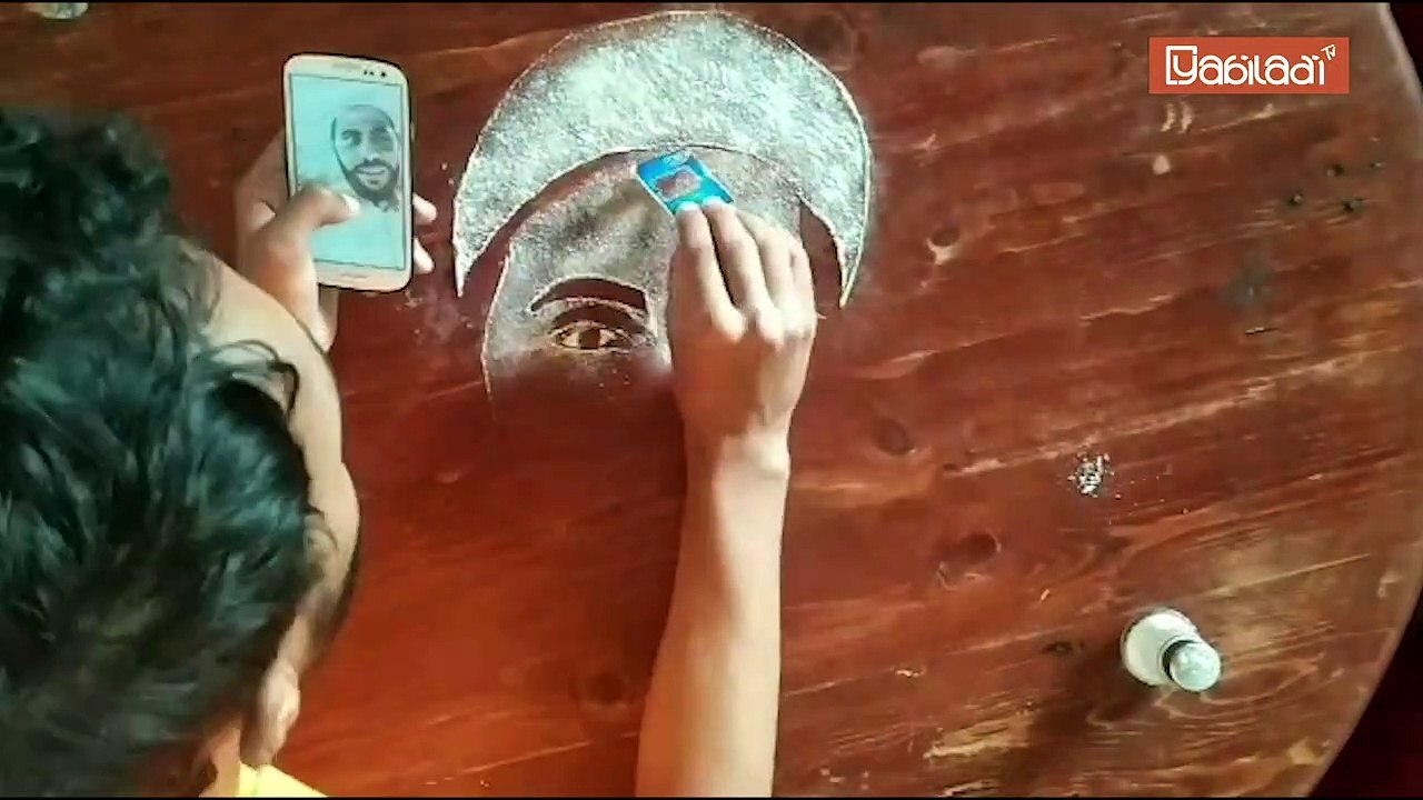 إسماعيل هجيلة..فنان مغربي أدواته مائدة صغيرة وكيس ملح