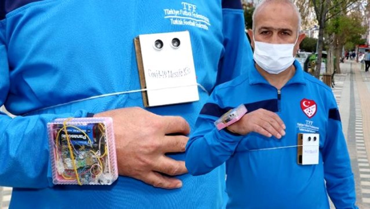 Futbol hakemi, koronavirüse karşı 'akılı bileklik' ve 'kovid-19 mesafe kiti' yaptı
