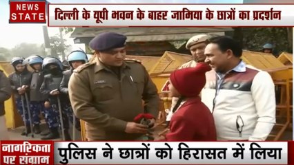 Delhi : Delhi : सीलमपुर- बच्ची ने शांति की अपील करते हुए दिया DCO को गुलाब का फूल