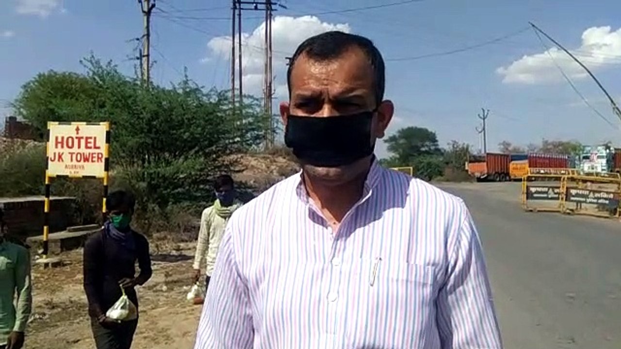 मुंबई से पैदल चलकर आए गोंडा के लोगों को सपा उपाध्यक्ष ने कराया भोजन