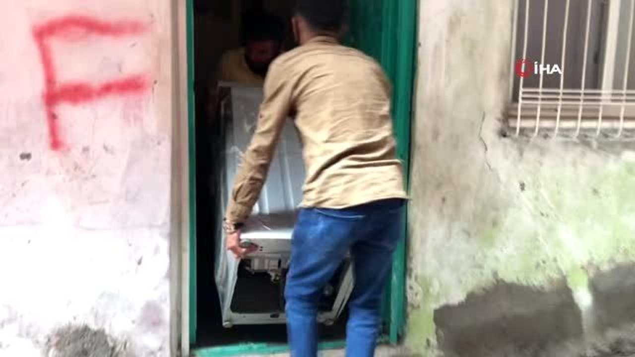Mervan öğretmenin yardımları ile yeni evine kav...