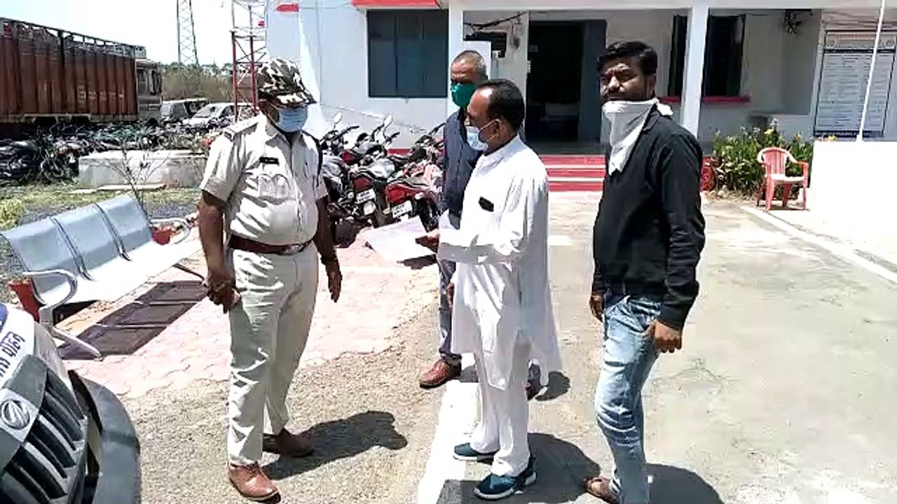 मंदसौर में ब्लॉक कांग्रेस कमेटी ने अर्नब गोस्वामी के खिलाफ थाने में दिया आवेदन
