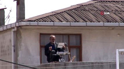 Karantina altındaki sokakta çatıya çıktı...Önce söz yazdı, sonra saz çaldı