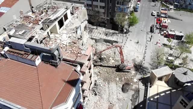Sokağa çıkma kısıtlaması günlerinde kentsel dönüşüm hızlandı, çalışmalar böyle görüntülendi