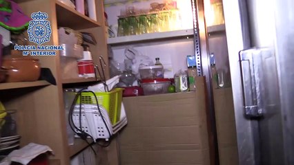 La Policía libera en Madrid  a 20 personas que vivían apiñadas y confinadas en un restaurante habilitado como vivienda