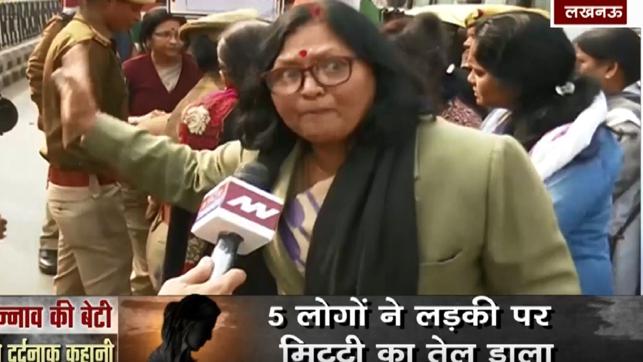 उन्नाव की बेटी को इंसाफ दिलाने के लिए कांग्रेस का प्रदर्शन, बीच सड़क बैठी महिला विंग का ने जताया विरोध