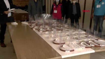 Adıyaman'da eczacılara siperlik dağıtıldı