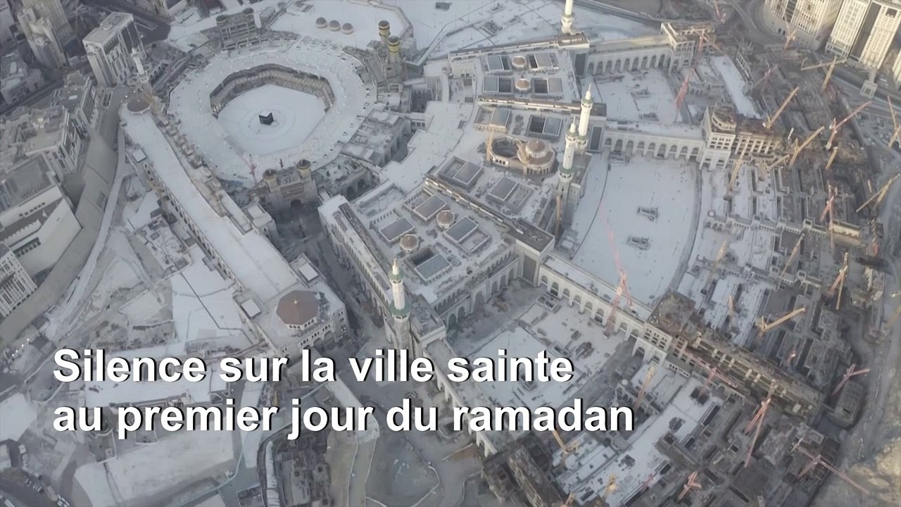 Coronavirus: images aériennes de la Grande Mosquée de La Mecque déserte au 1er jour du Ramadan