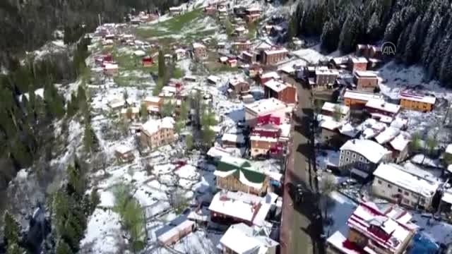 Kaçkar Dağları'na nisanda kar yağdı