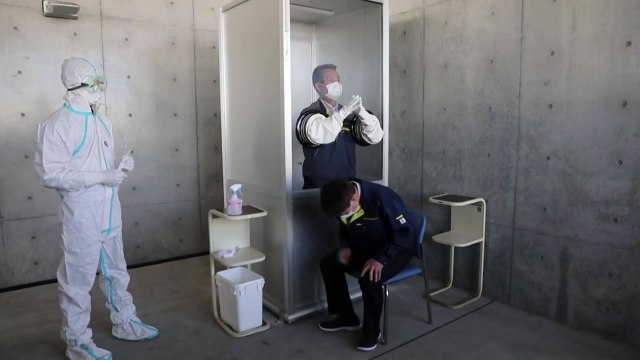 日 '드라이브 스루' 이어 '워크 스루' 검사 시작 / YTN