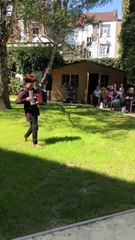 Animation musicale devant les homes de la commune de Jette