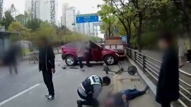 음주운전하다 버스정류장 덮쳐 2명 사상...50대 운전자 영장 / YTN