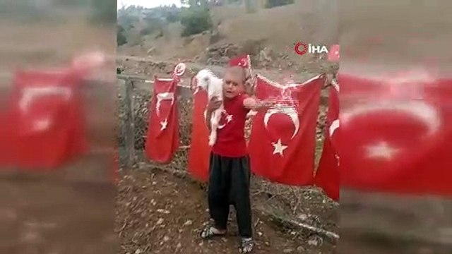 Mersinli Yörük çocuğun kuzusu kucağında, bayrağı elinde bayram sevinci sosyal medyada fenomen oldu