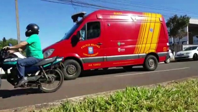 Homem abre porta de veículo e atinge ciclista, na Avenida Carlos Gomes