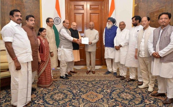 अमित शाह ने 553 सांसदों का समर्थन पत्र राष्ट्रपति को सौंपा