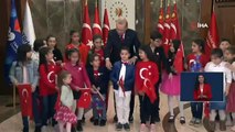 Cumhurbaşkanı Erdoğan, çocuklarla birlikte İstiklal Marşı'nı okudu