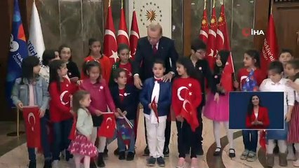 Cumhurbaşkanı Erdoğan, çocuklarla birlikte İstiklal Marşı'nı okudu