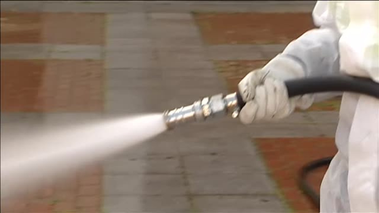 Desinfección de calles y plazas para los paseos de los niños