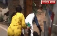 जमशेदपुर: फर्जी अफसर की महिला ने की चप्पलों से पिटाई, 50 हजार की रंगदारी मांगने पर पकड़ा गया
