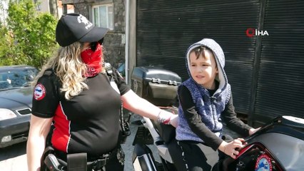 Anne ve babasını göremeyen çocuğa polisten sürpriz