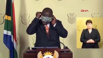 Güney Afrika Devlet Başkanı'nın 'maske takma çabası' sosyal medyada gündem oldu