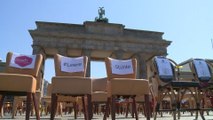 Allemagne: restaurateurs et hôteliers disposent des chaises vides devant la porte de Brandebourg