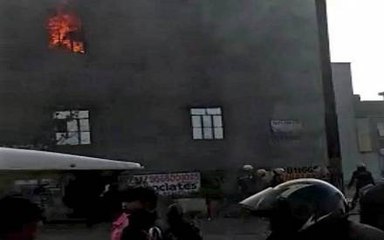 दिल्ली के बवाना में तीन फैक्ट्री में लगी भीषण आग