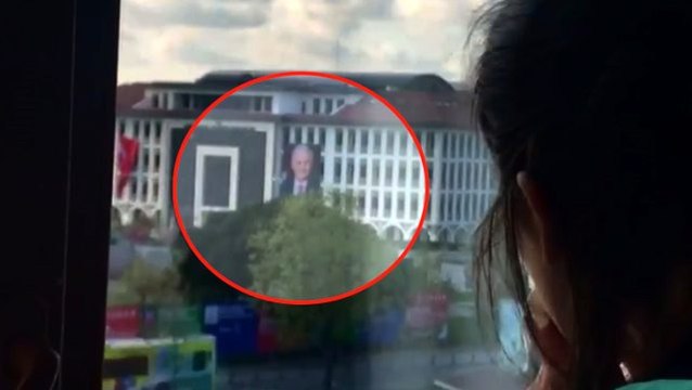 Belediye binasına Atatürk posteri yerine Binali Yıldırım'ın posteri asıldı