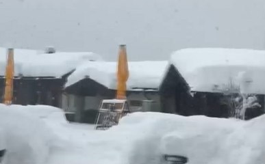 स्विटजरलैंड में भीषण बर्फबारी से फंसे 13 हजार सैलानी