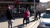 İstanbullular Ramazan pidesi sırasında sosyal mesafe kuralına uydu