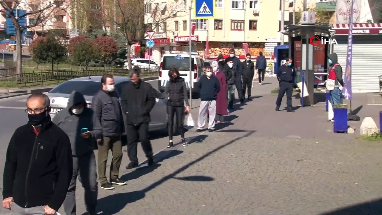 İstanbullular Ramazan pidesi sırasında sosyal mesafe kuralına uydu