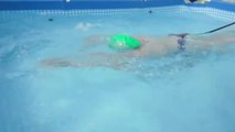 La campeona junior de natación de Bosnia entrena en una piscina de plástico