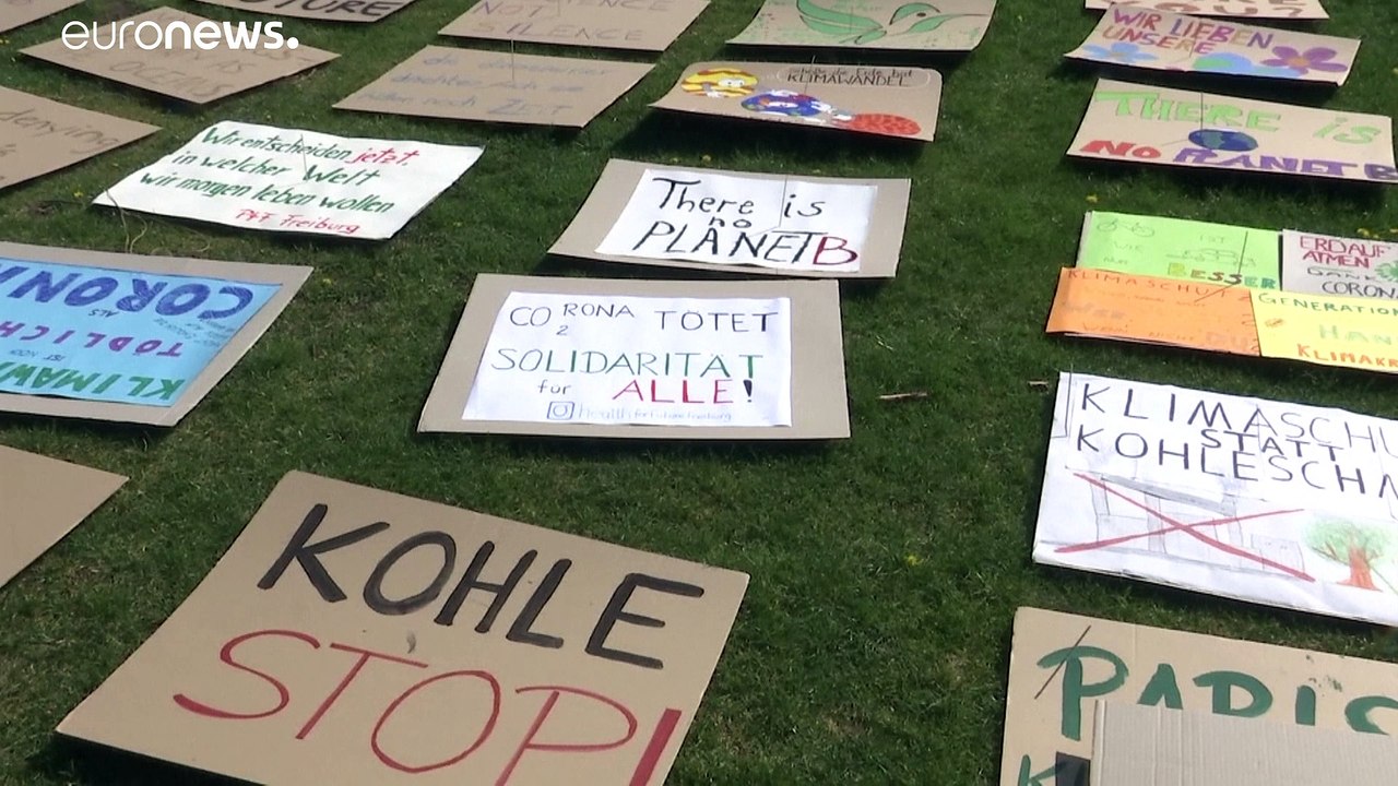 Trotz covid-19: klimastreik mit schildermeer