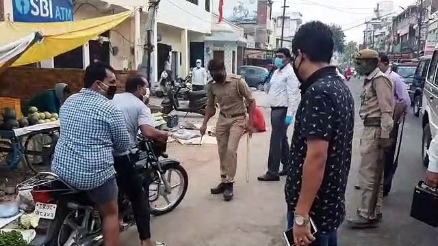 पुलिस ने लॉक डाउन का पालन नहीं करने पर बाइक की निकाली हवा