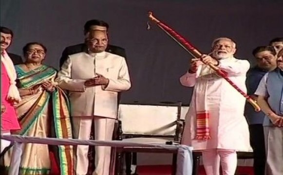 Ravan Dahan 2018: देशभर में धूमधाम से मनाया गया दशहरा, पीएम मोदी ने किया रावण का पुतला दहन